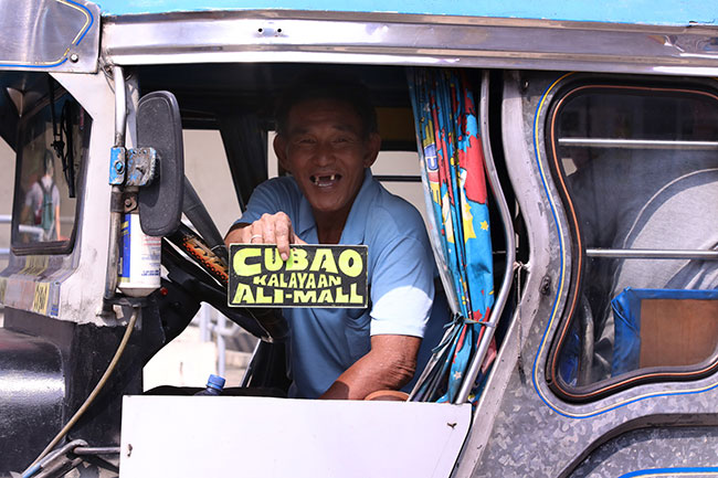 Passenger alighting jeepney